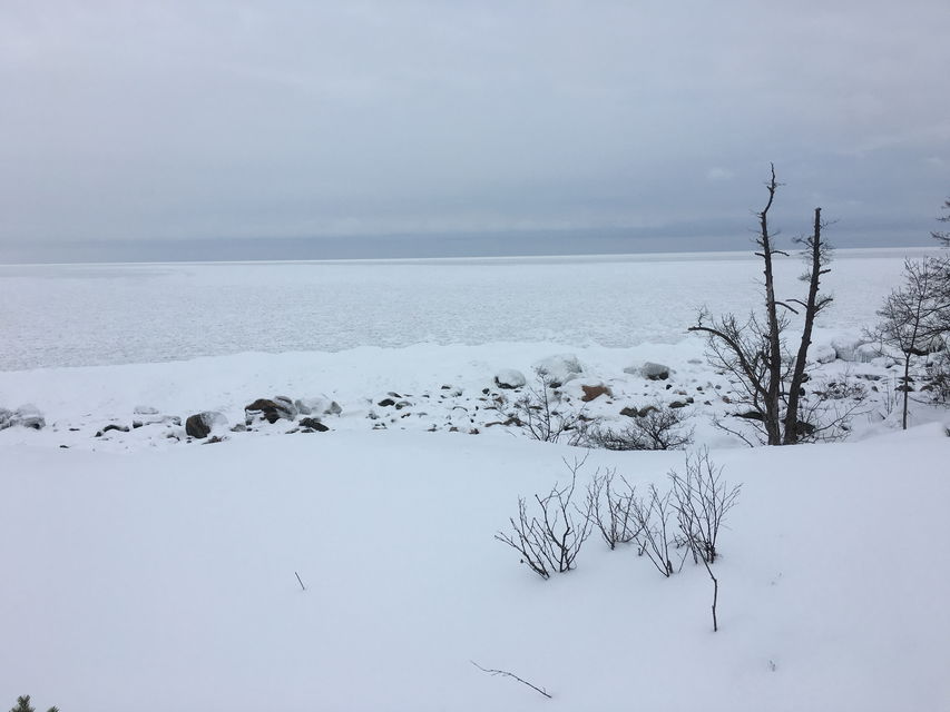 En snötäckt strand vid havet.