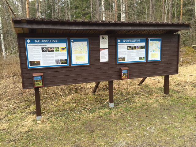 Entré Lidavägen, Flemingsbergsskogens och Gladöskogens naturreservat