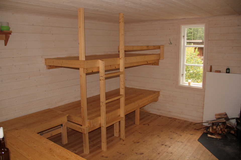 Våningssäng med stege och fallskydd på övre slafen.