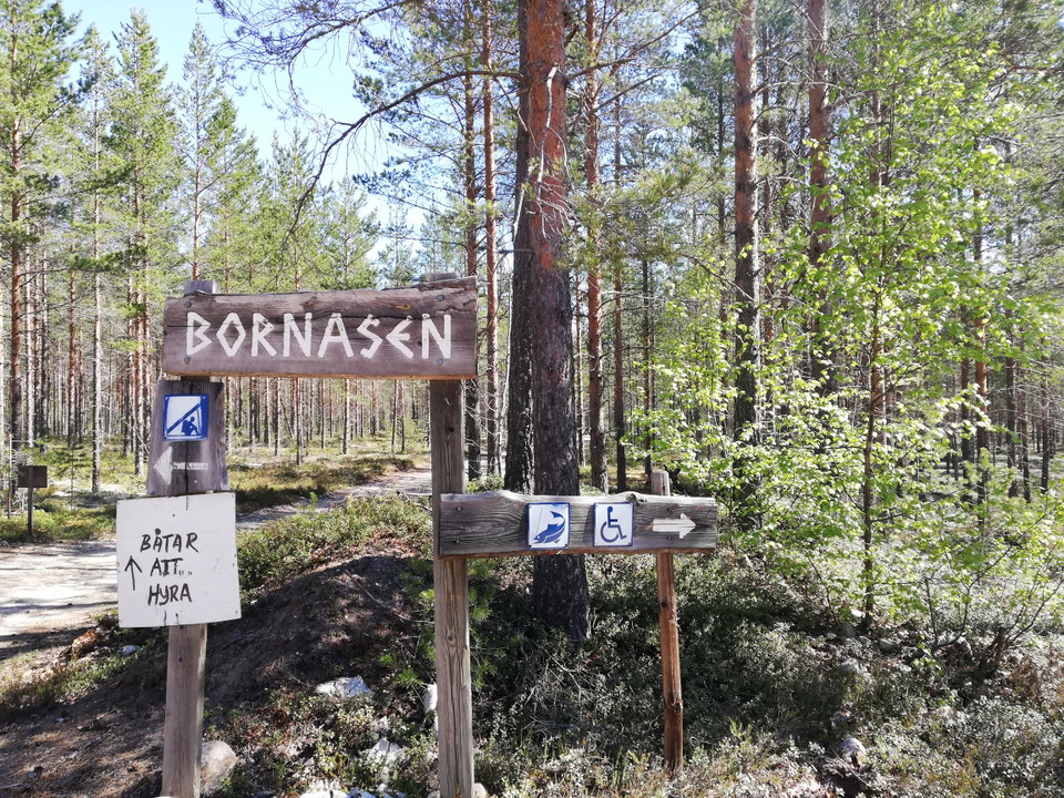 Skyltning vid vägen. 