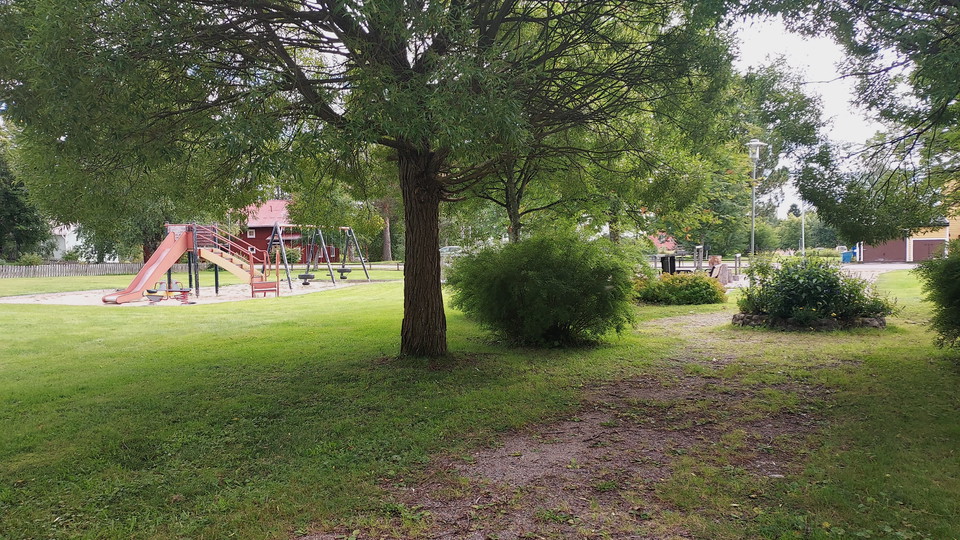 Boulebanan ligger i en fin park i centrala Ramsjö.