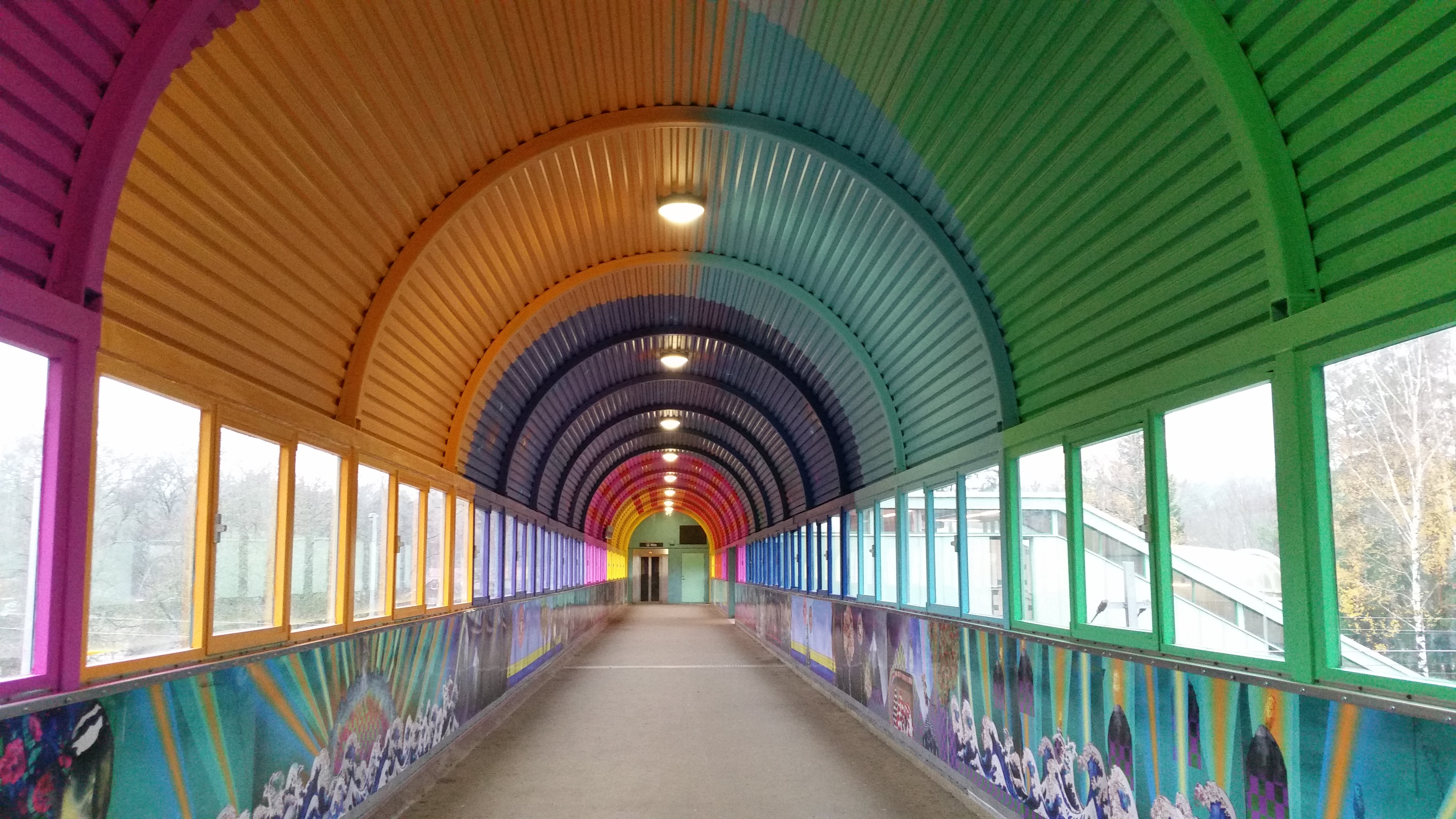 Den färggranna gångpassagen från pendeltåget till Rudan.