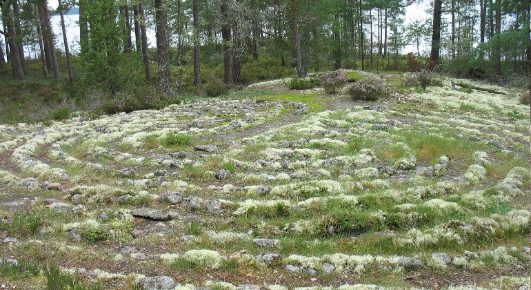 På Stora Axelön finns fornlämningar i form av stenar lagda som labyrinter.