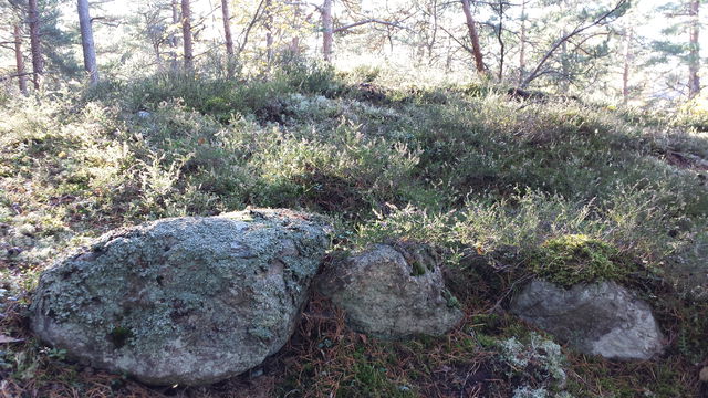 Stensättning bergskrön i Glömsta