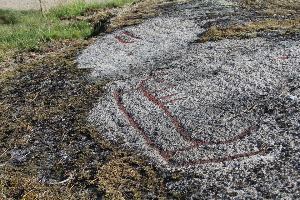 Större hällristning på klipphäll.