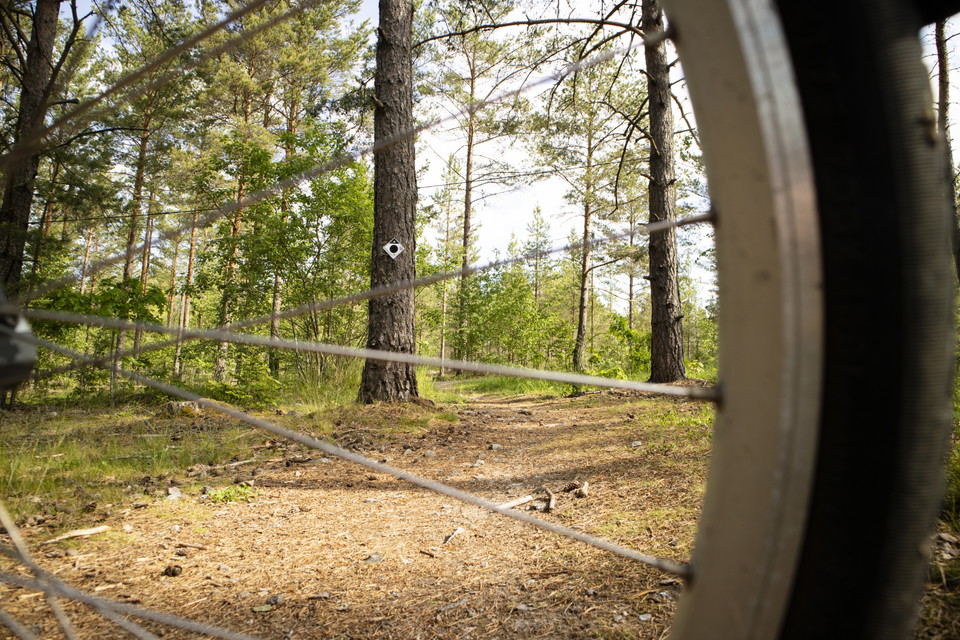 Stigen fotad genom att cykelhjul.