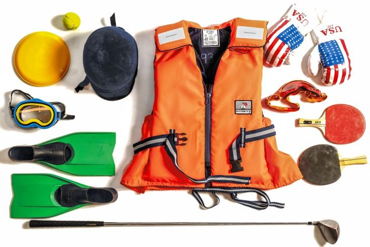 Bild på utrustning som flytväst, simglasögon, bordtennisrack, golfklubba med mera.