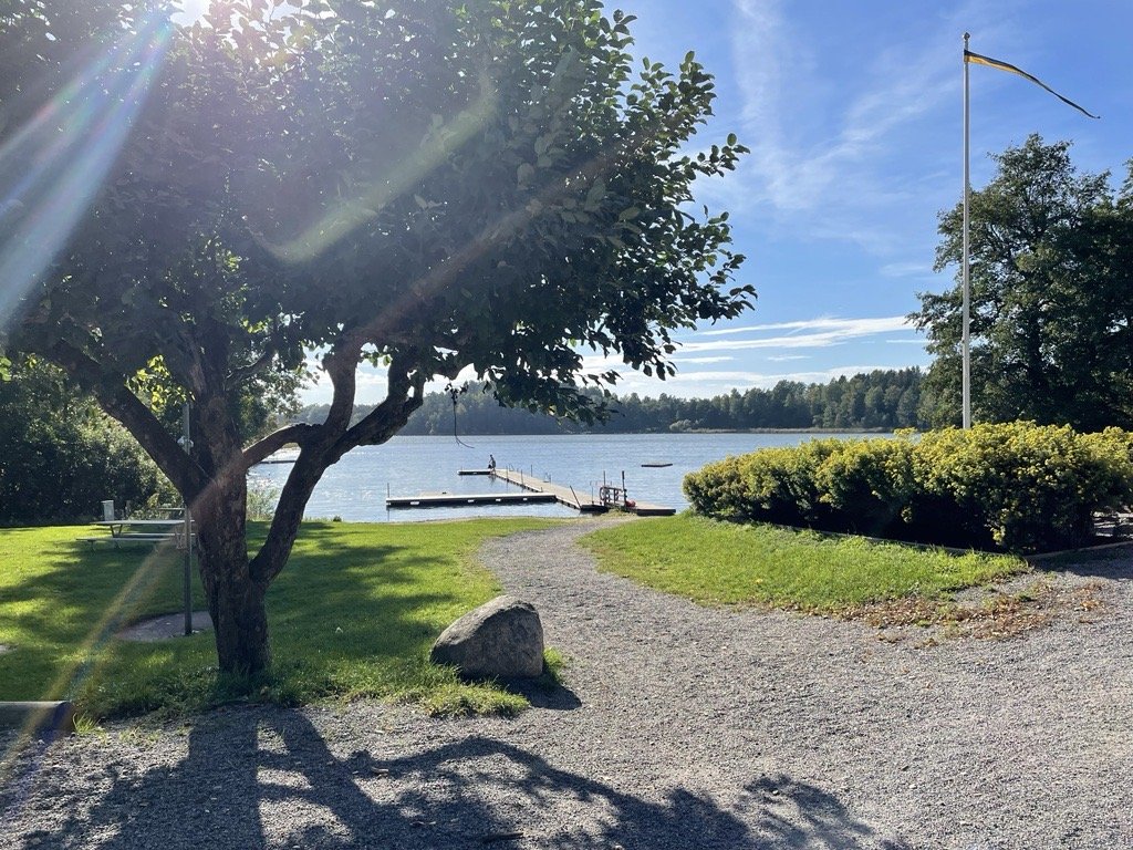 Utsikt över Skavlötens badplats och Rönningesjön. 