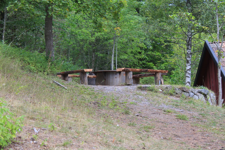 Eldplatsen finns i skogskanten med utsikt över friluftsgården.