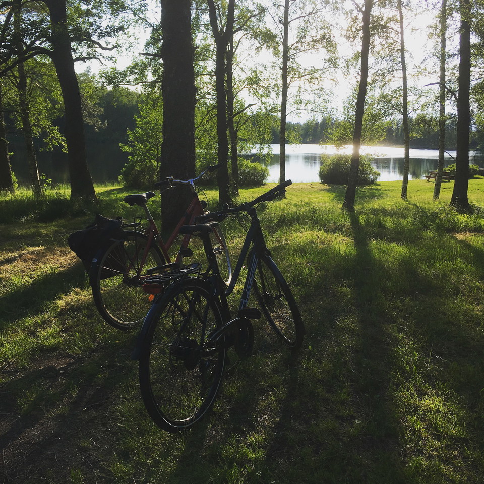 Turen tar dig förbi vackra Vällingasjön