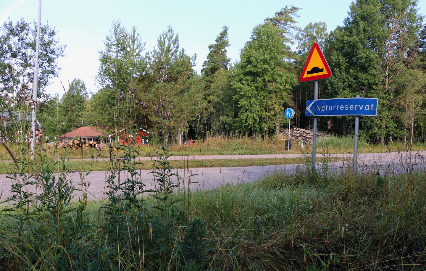 Vägskylt som visar riktningen in mot naturreservatet.