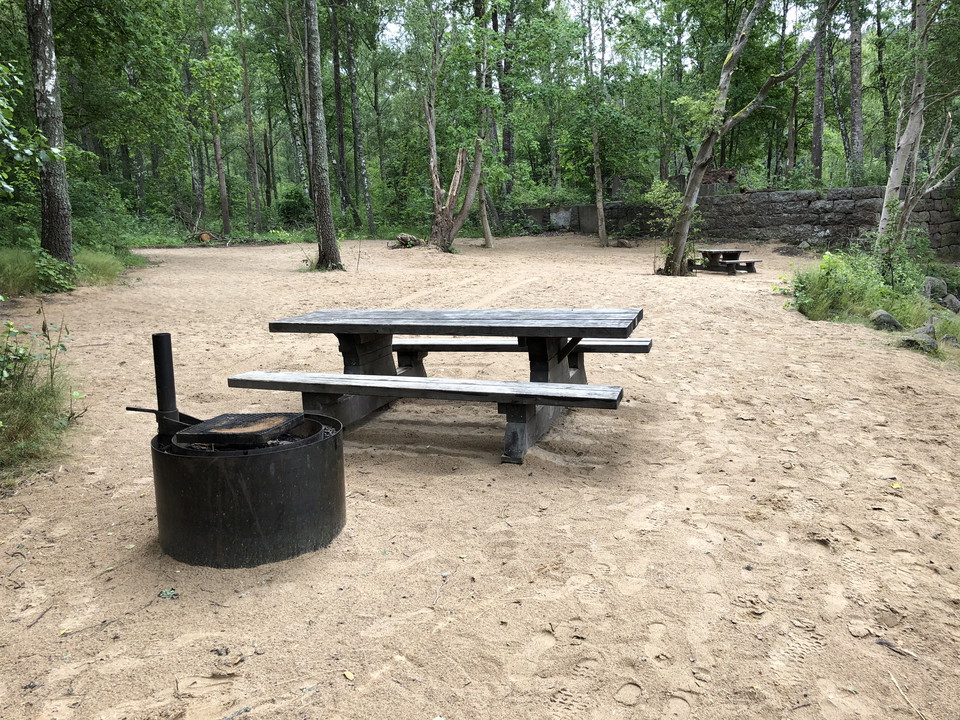 Sandstrand med eldstad
