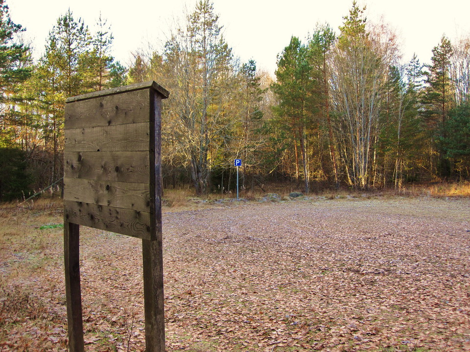 Fysingens norra parkering ligger vid Åshusby gård.