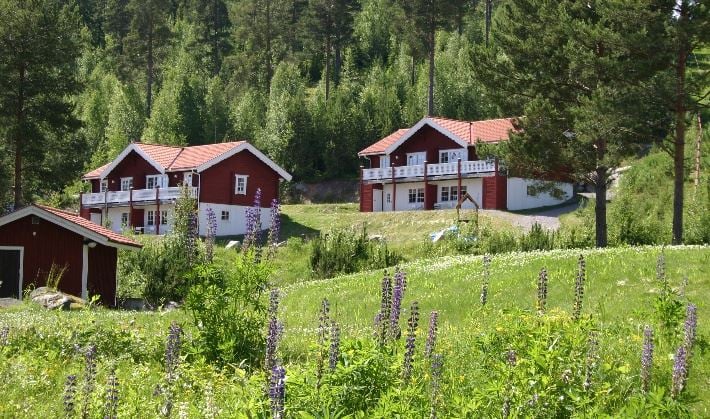 Sjubaddsstugor-pa-bergsluttning-Bjursas-Berg-&_Sjo