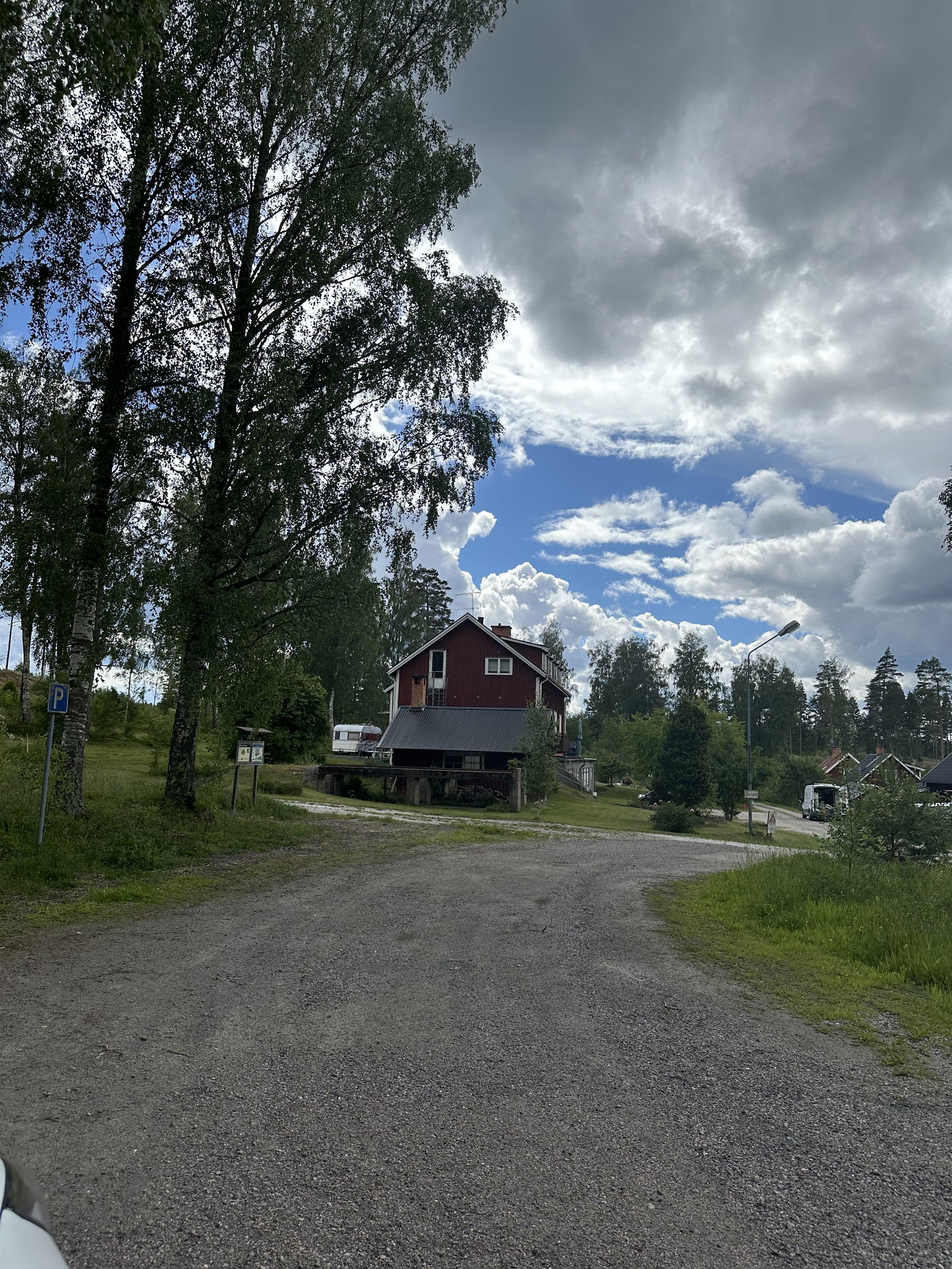 På bilden ser man parkeringsplatsen för Djupviksberget