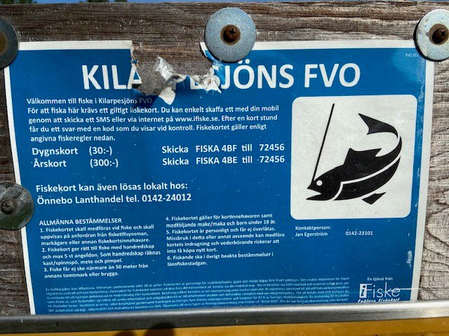 Skylt med text om fiskeregler i Kilarpssjön