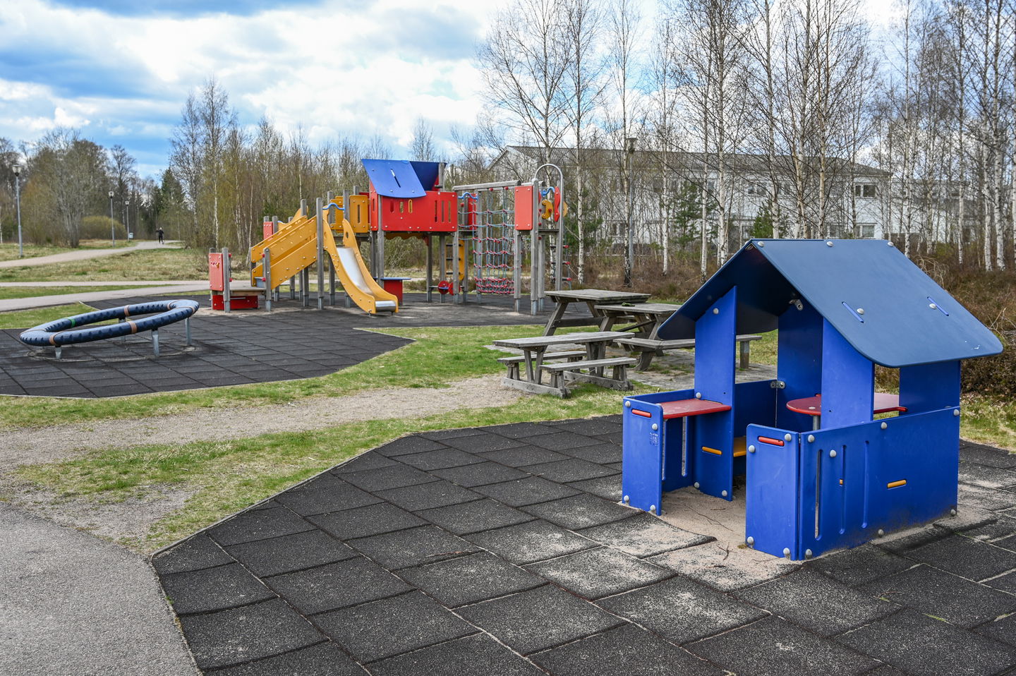 Litet blått hus, rutschkana  syns i bakgrunden