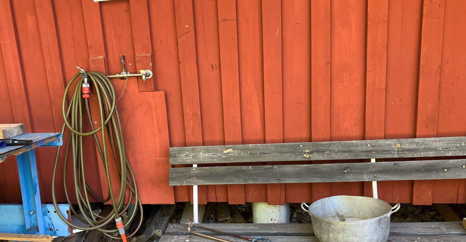 Vattenutkast, baksidan av Banvallsstugan, Valdemarsvik