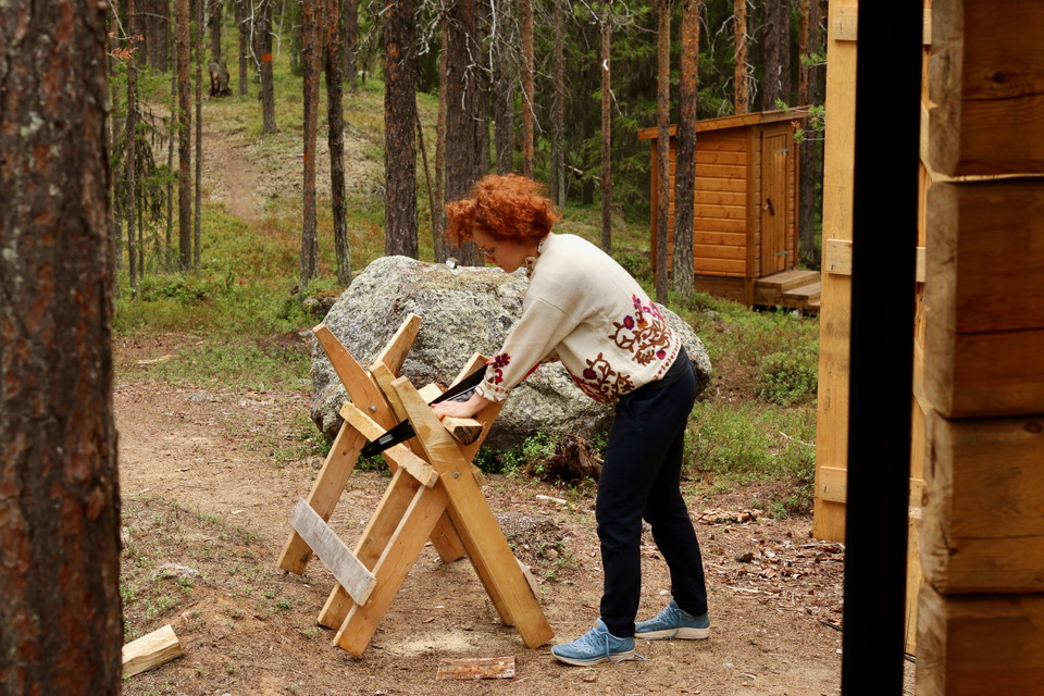 Vid kojan finns ett generöst vedförråd. Kom ihåg att göra iordning och ta in ved till nästa besökare.