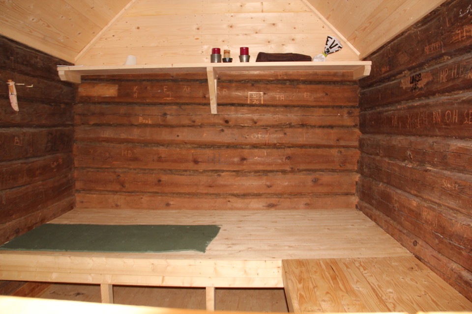 Inne i stugan: två britsar