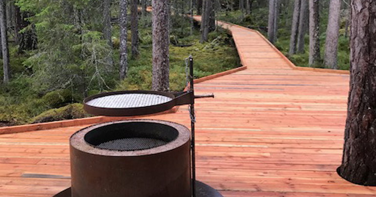 I området finns en trätrottoar fram till en rastplats där man kan grilla.