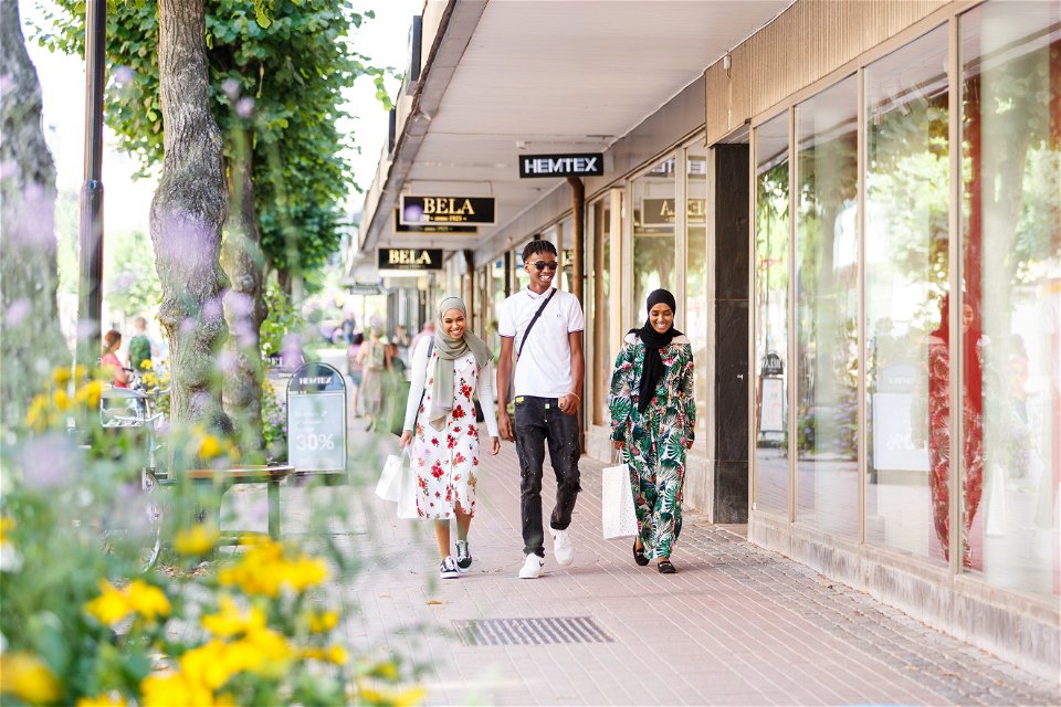 Shopping på Köpmangatan i Katrineholm.Foto: Hanna Maxstad.