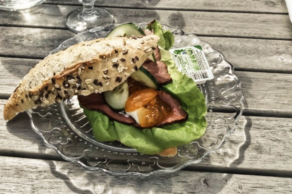 Smörgås på glasfat vid Café Carl