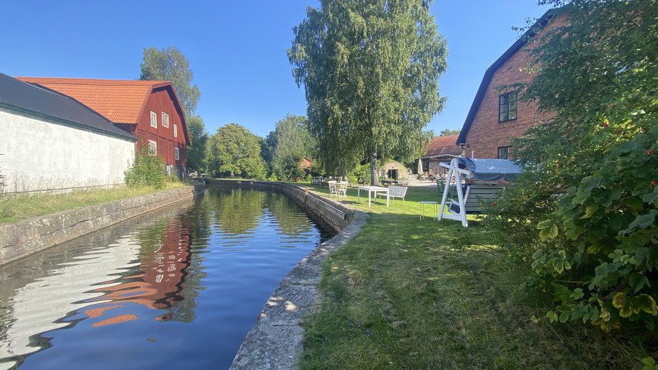 Led kanotet på gräset genom Genbergs sommarcafé