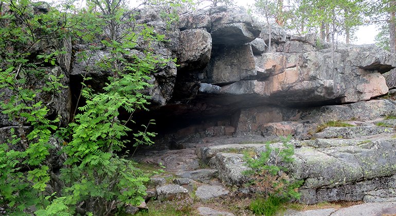 Grottan ligger i slutet av stigen, en bit från eldplatsen.