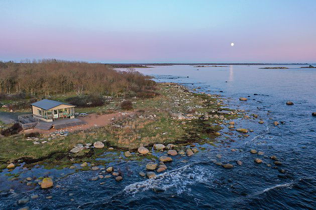 Lindö udde från luften, stugan på udden. Foto Robert Ekholm /Länsstyrelsen