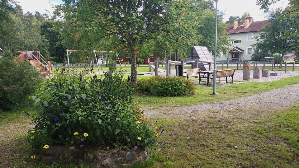 Utegymmet är beläget i en fin parkmiljö i centrala Ramsjö