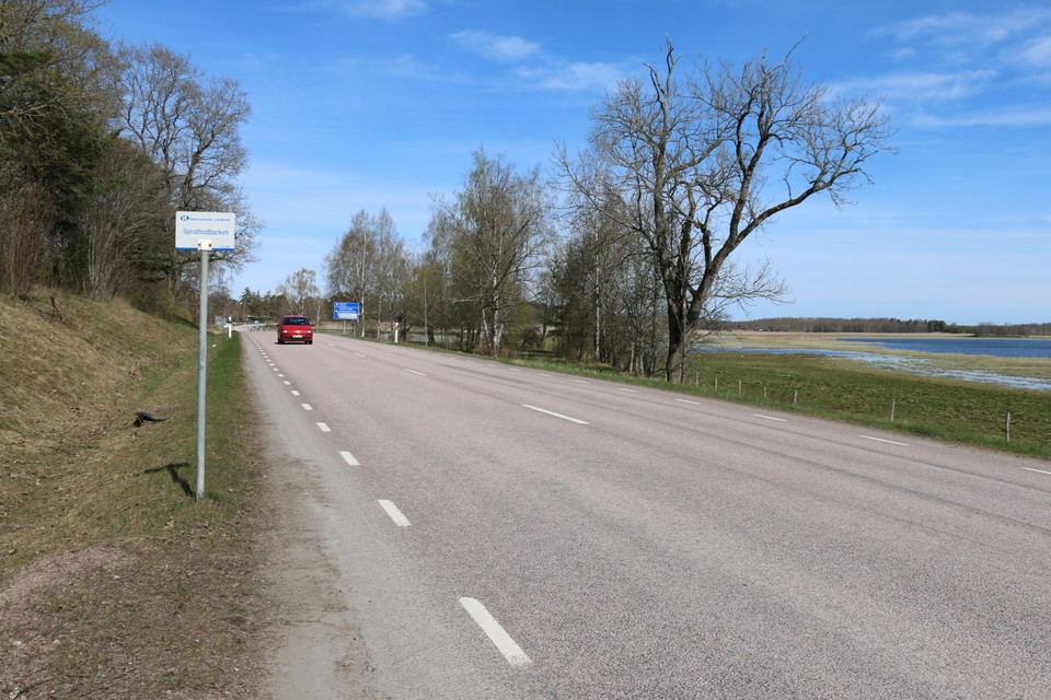 Busshållplats intill landsvägen.