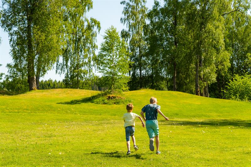 To barn som løpet opp mot to gravhauger