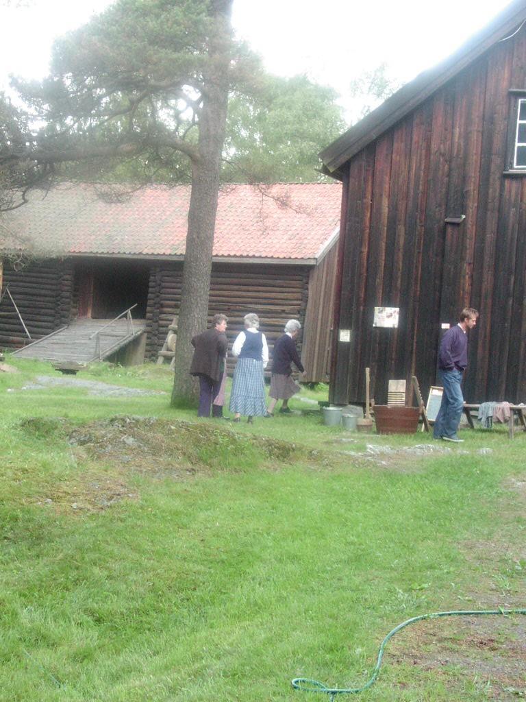 Besøkende på bygdetunet - ute på tunet.