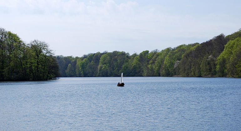 Liten båt ute på Gyllebosjön.