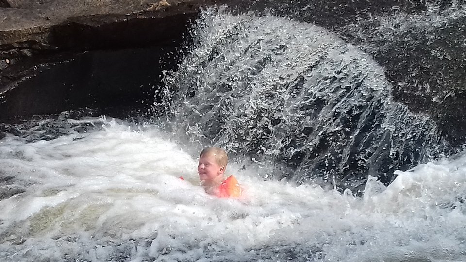 Inga äventyrsbad behövs när man kan bada i vattenfallet i Alfta.