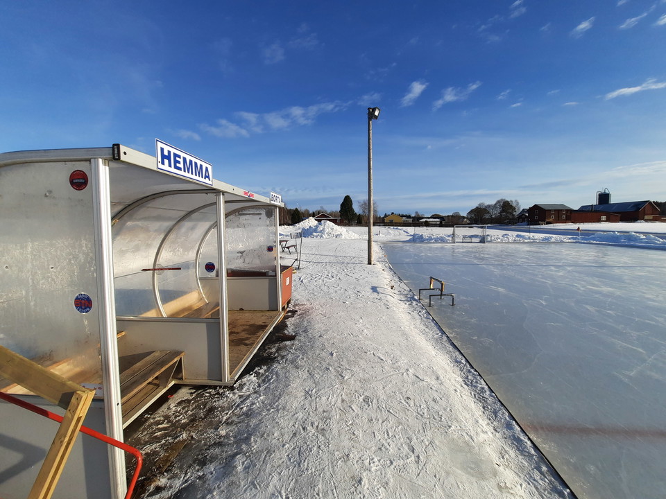 Plats för avbytare och publik.