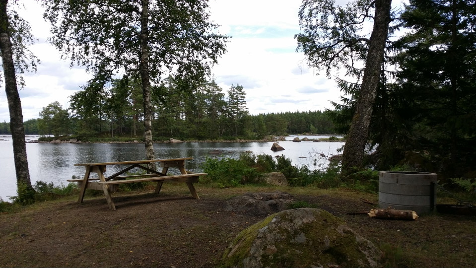 Grillplats och bänkbord för utematpaus