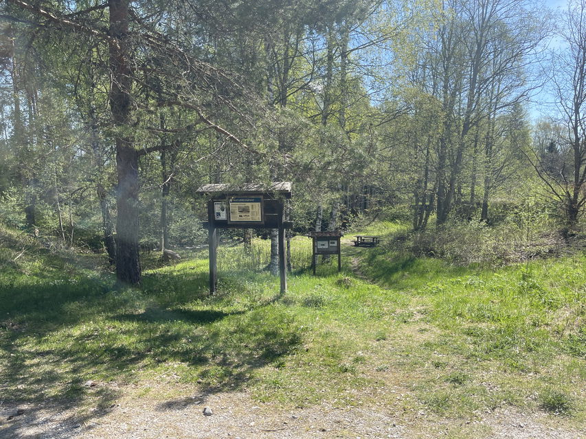 Skylt med information om naturreservatet.