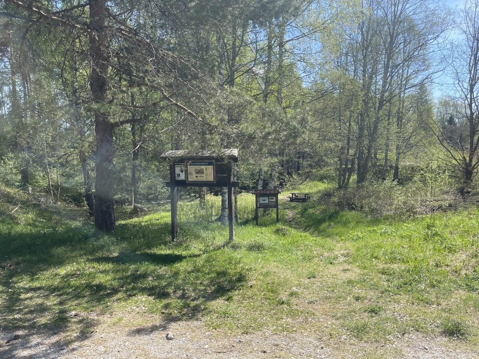 Skylt med information om naturreservatet.