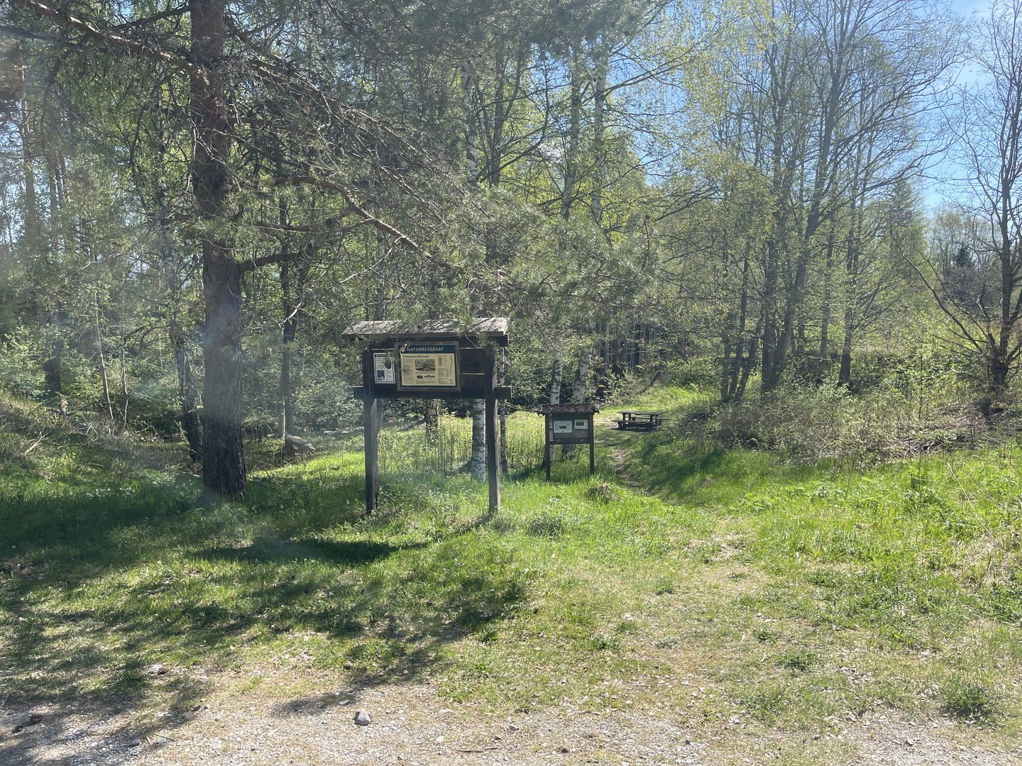 Skylt med information om naturreservatet.