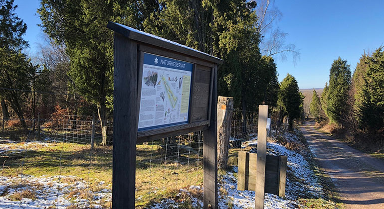 Reservatsskylt och vit led.