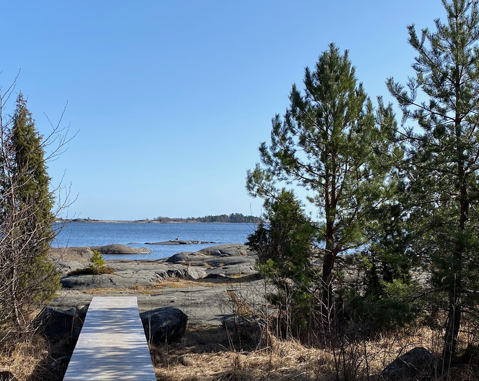 Bryggan vid bastun för bad i havet