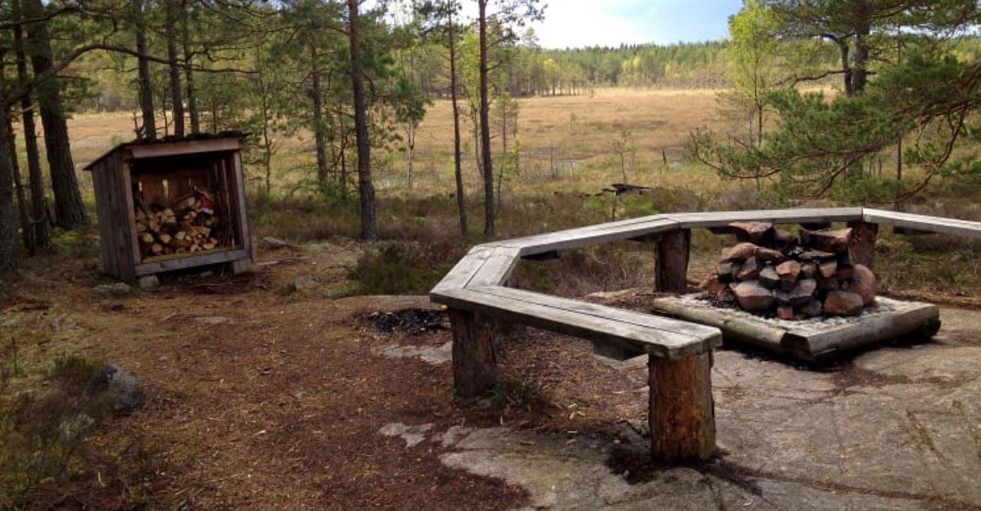 Bergön raststuga eldplatsKärnskogsmossenTjällmoMotala