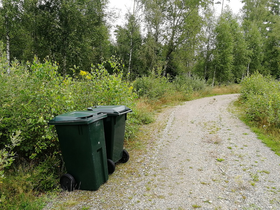 Sopkärl vid vändplan intill