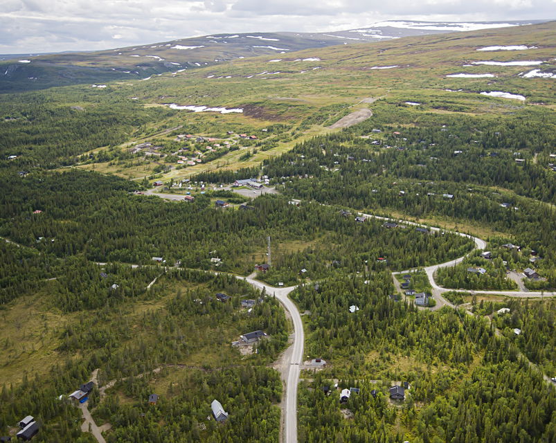 Flygbild över Gräftåvallen med fjällen i bakgrunden