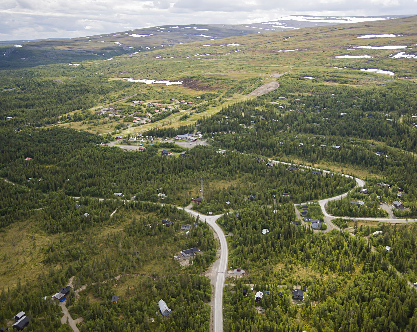 Flygbild över Gräftåvallen med fjällen i bakgrunden