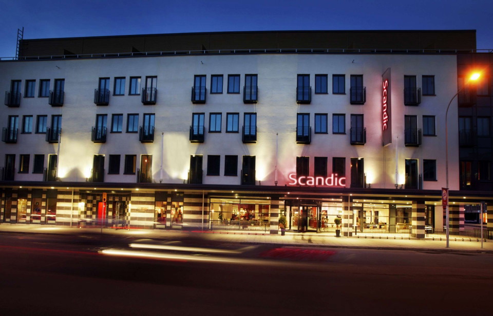 Hotellets fasad taget på kvällen.