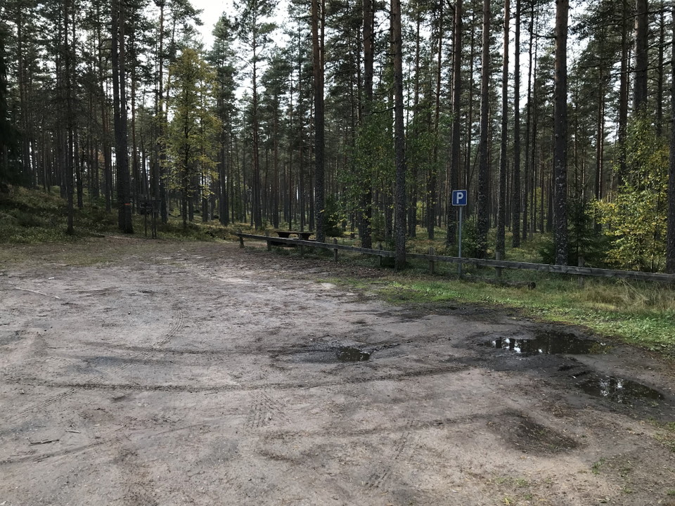 Parkering för att nå Brattforsleden både söderut och norrut.