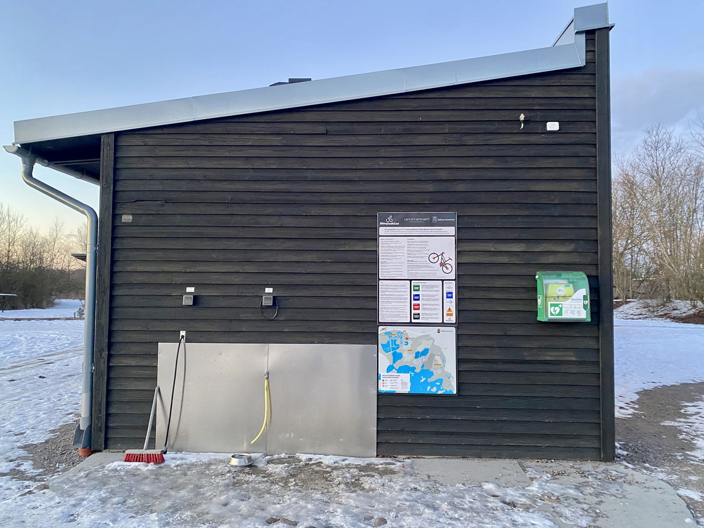 Dricksvatten, luft och hjärtstartare.